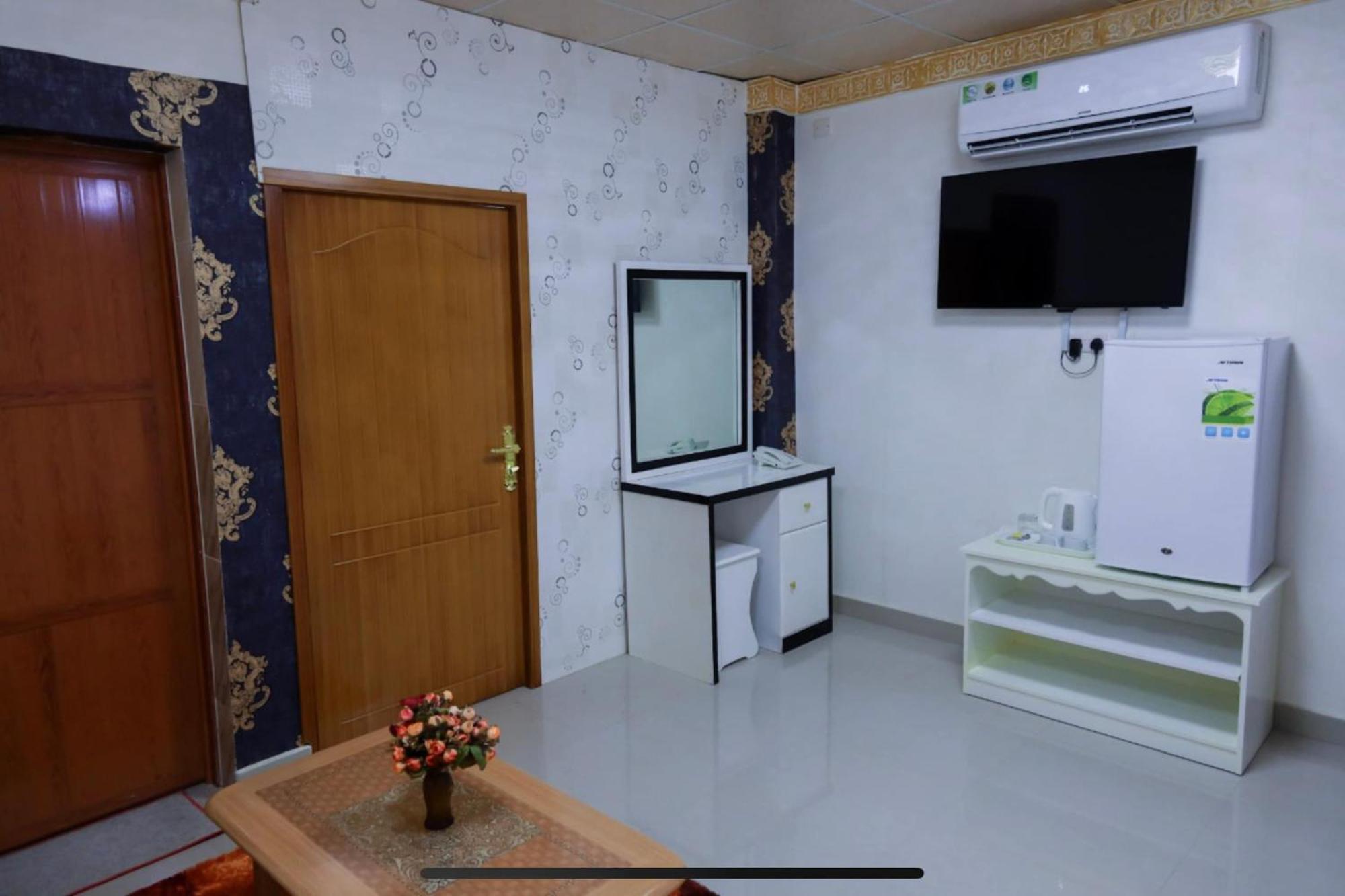 Capital O 141 Golden Rays Hotel Ibra Ngoại thất bức ảnh