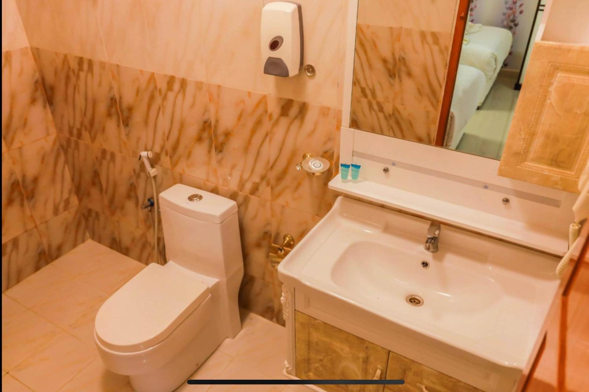 Capital O 141 Golden Rays Hotel Ibra Ngoại thất bức ảnh
