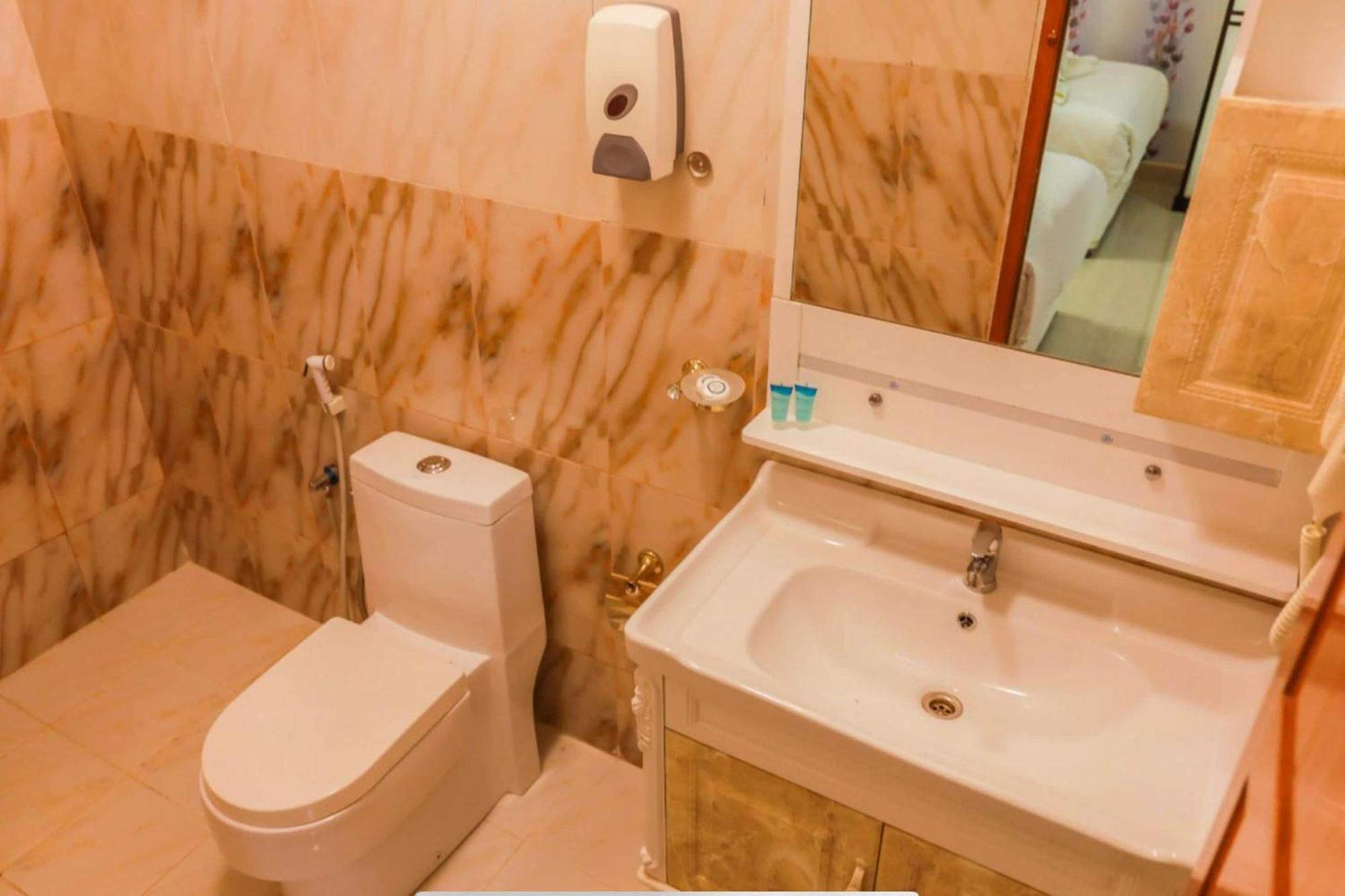 Capital O 141 Golden Rays Hotel Ibra Ngoại thất bức ảnh